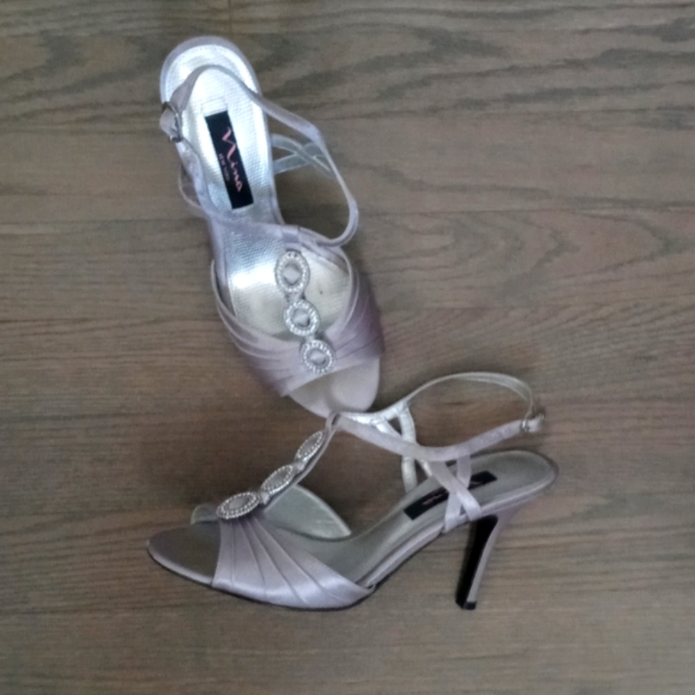 Bling. Nina 7 + 1/2 silver dress shoes 4" 👠